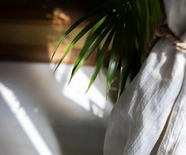 D'hotes Au Chateau Le Bas Bleu, Anais Nin Bed & Breakfast 3*